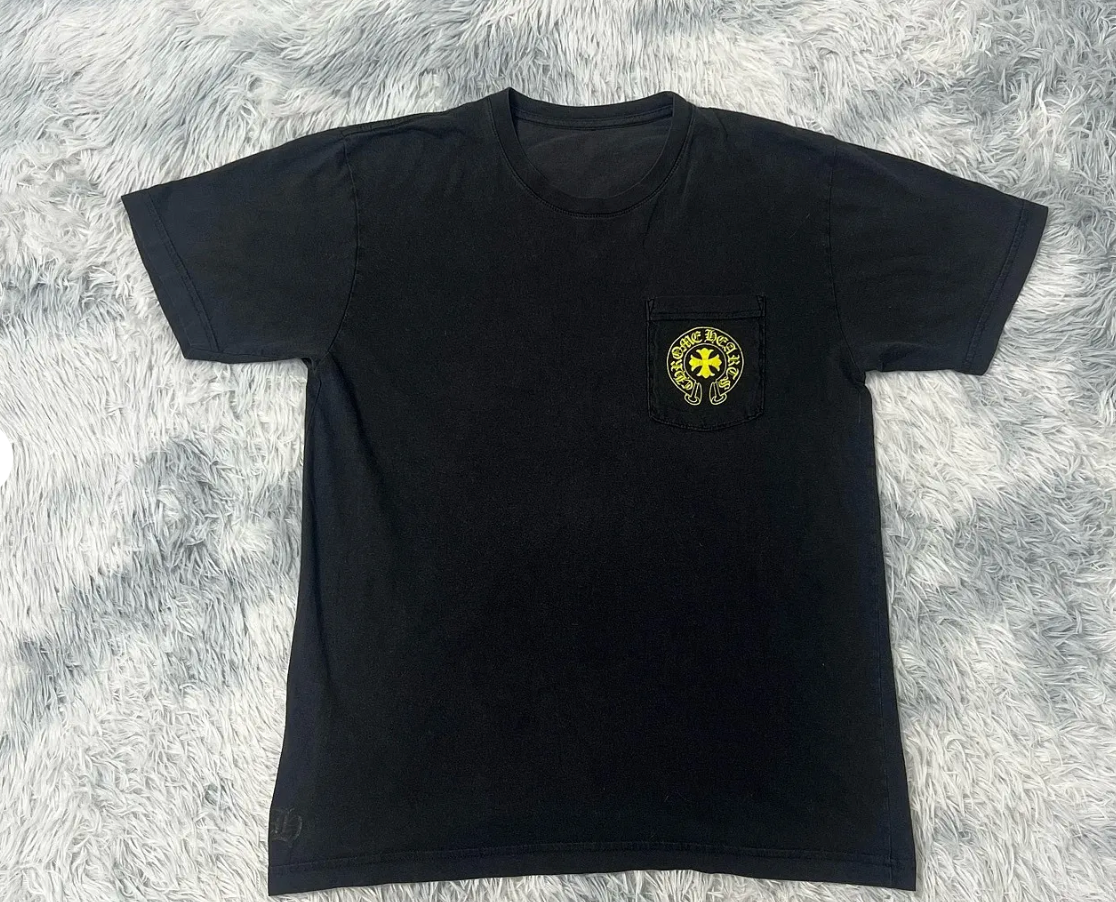 U CHROME HEART YELLOW GRAPHIC POCKET TEE